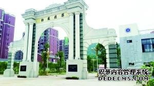 武漢高校校門&ldquo;撞臉&rdquo;清華 校方:沒想到會一樣_